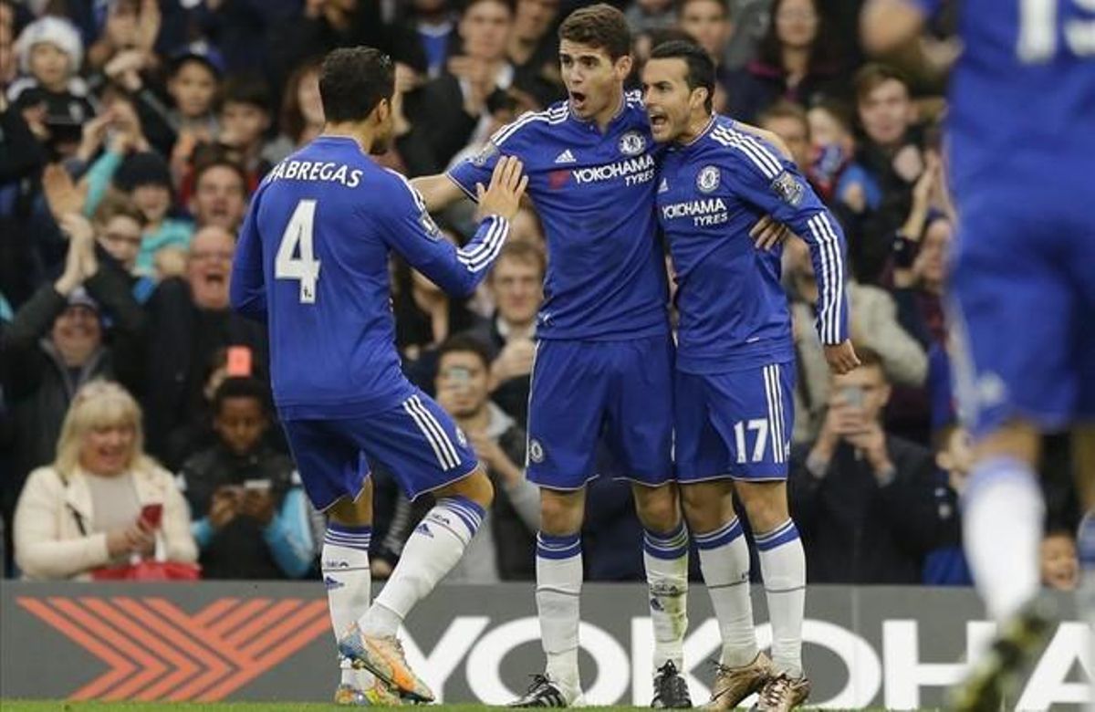 Cesc va a felicitar a Pedro tras marcar ante el Sunderland. Cesc va a felicitar a Pedro tras marcar ante el Sunderland.