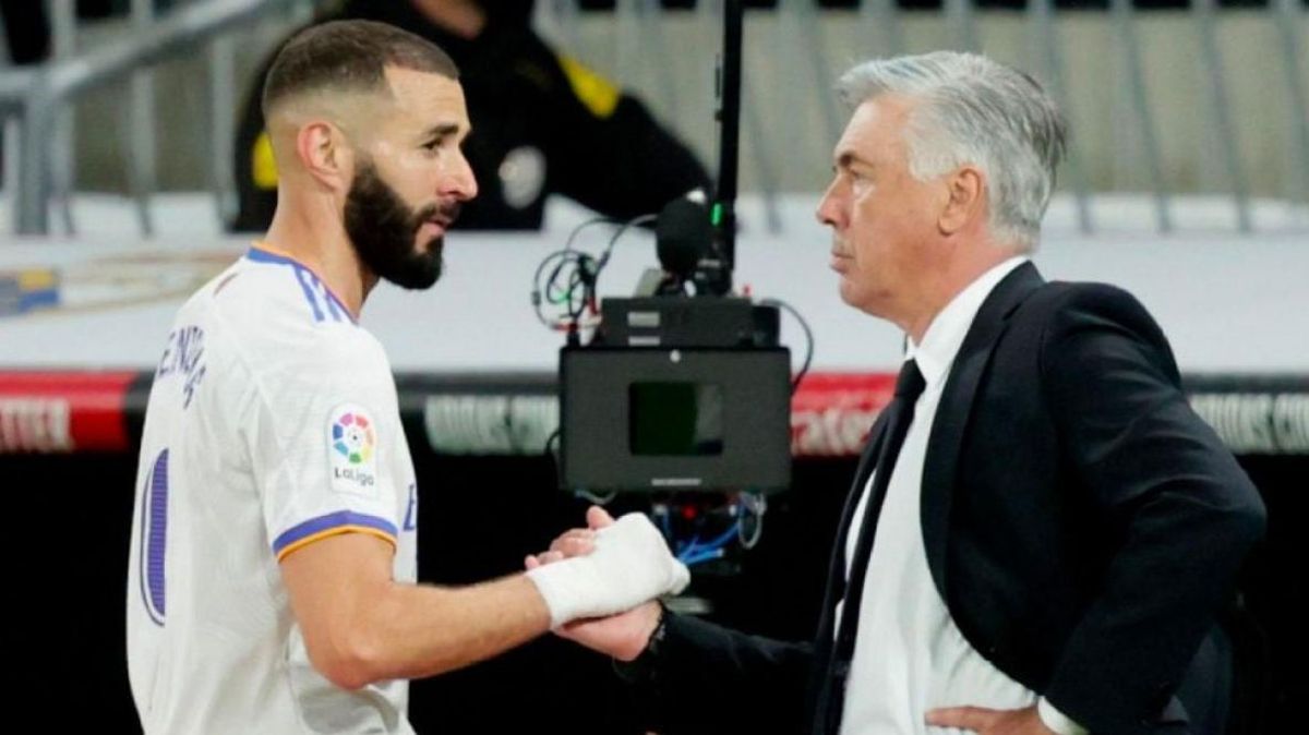 Benzema y Ancelotti se saludan en un partido. Benzema y Ancelotti se saludan en un partido.