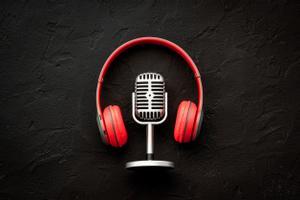Un micrófono y unos auriculares, objetos relacionados con los ’podcasts’.
