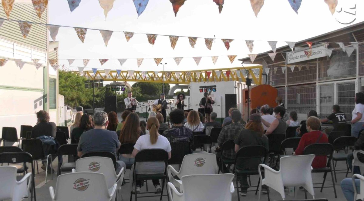 Concierto en un punto de reciclaje de Viladecans en motivo del día del medio ambiente Concierto en un punto de reciclaje de Viladecans en motivo del día del medio ambiente