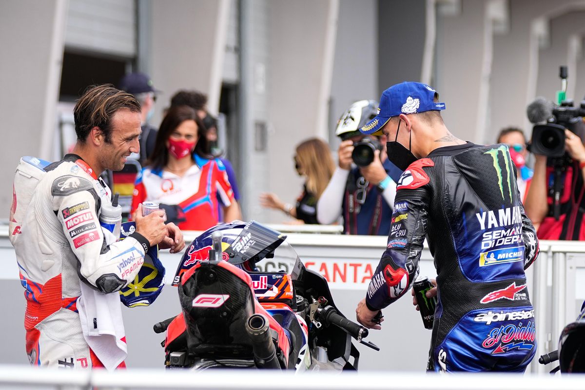 Johann Zarco (Ducati) saluda a su compatriota Fabio Quartararo (Yamaha), hoy, en el corralito de Sachsenring. Johann Zarco (Ducati) saluda a su compatriota Fabio Quartararo (Yamaha), hoy, en el corralito de Sachsenring.