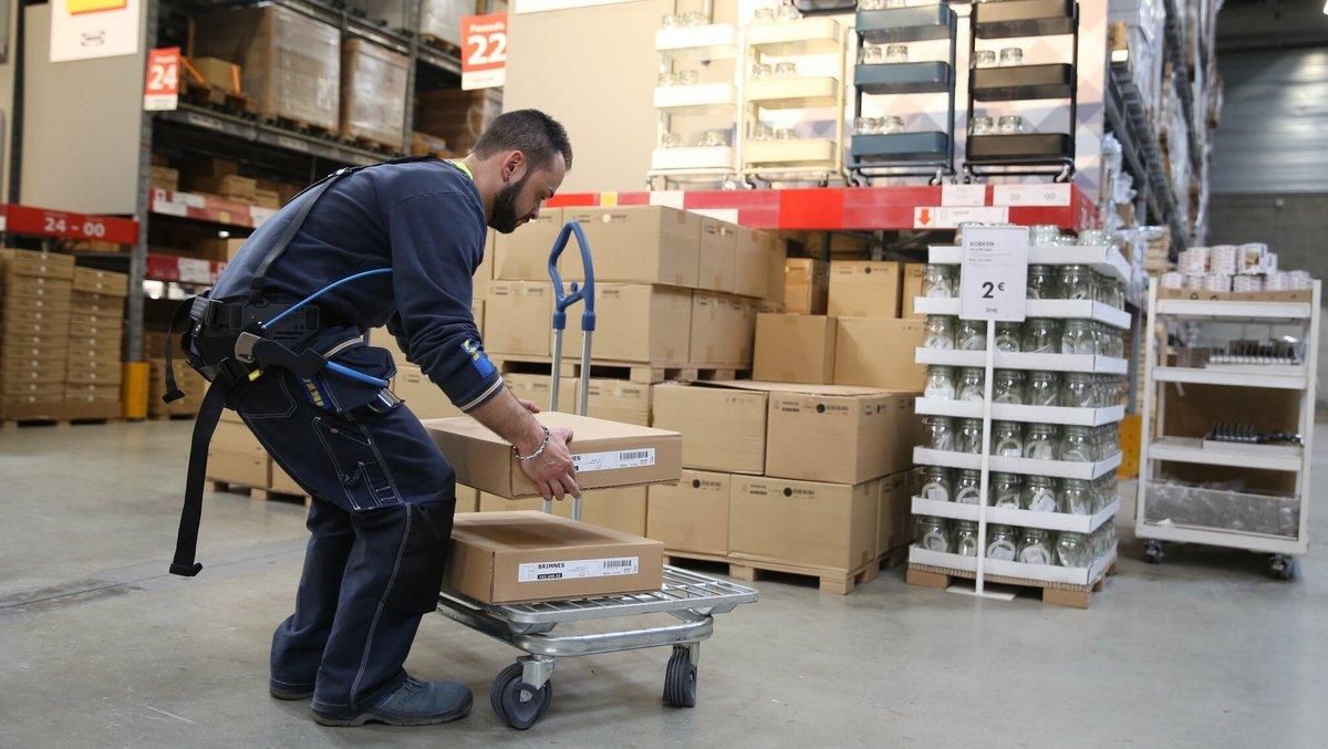 Borja, un empleado de Ikea en Badalona, lleva puesto un exoesqueleto para trabajar con facilidad y corregir errores. Borja, un empleado de Ikea en Badalona, lleva puesto un exoesqueleto para trabajar con facilidad y corregir errores.
