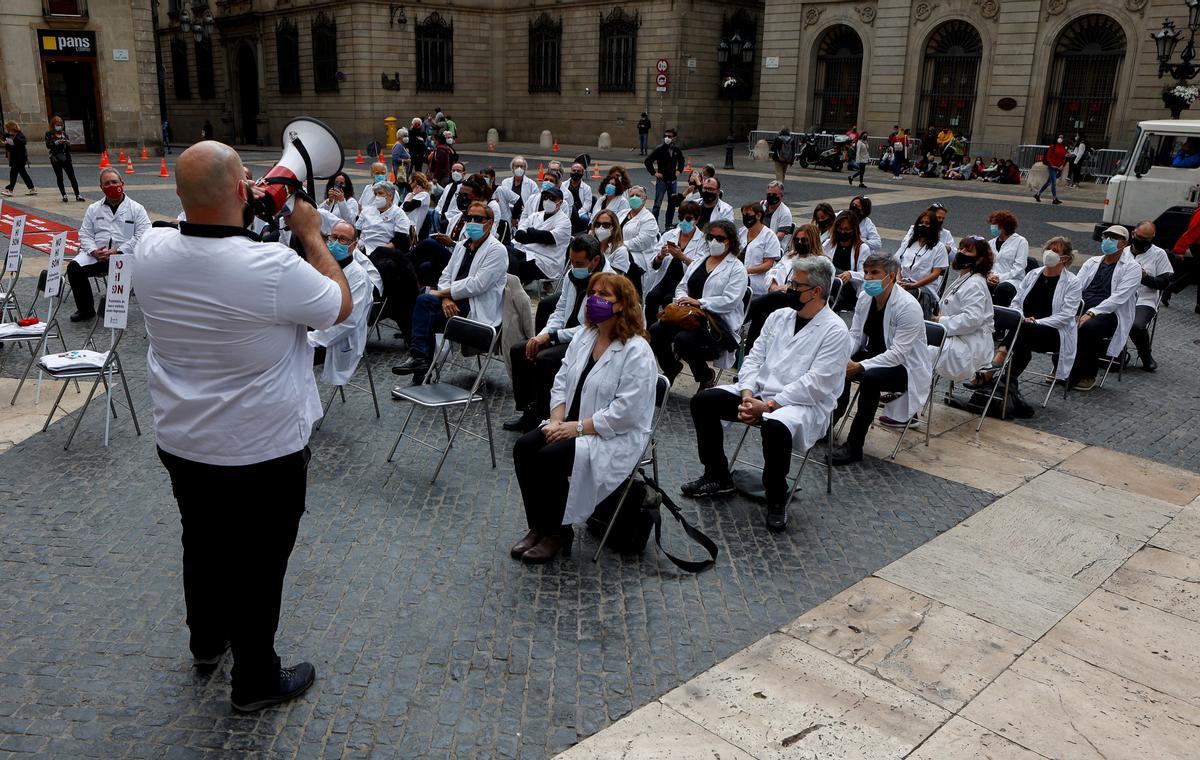 Concentración de médicos de familia en la plaza de Sant Jaume.