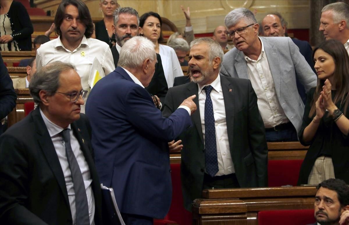 Ernest Maragall y Carlos Carrizosa, durante el tenso pleno de política general en el Parlament, el jueves. Ernest Maragall y Carlos Carrizosa, durante el tenso pleno de política general en el Parlament, el jueves.