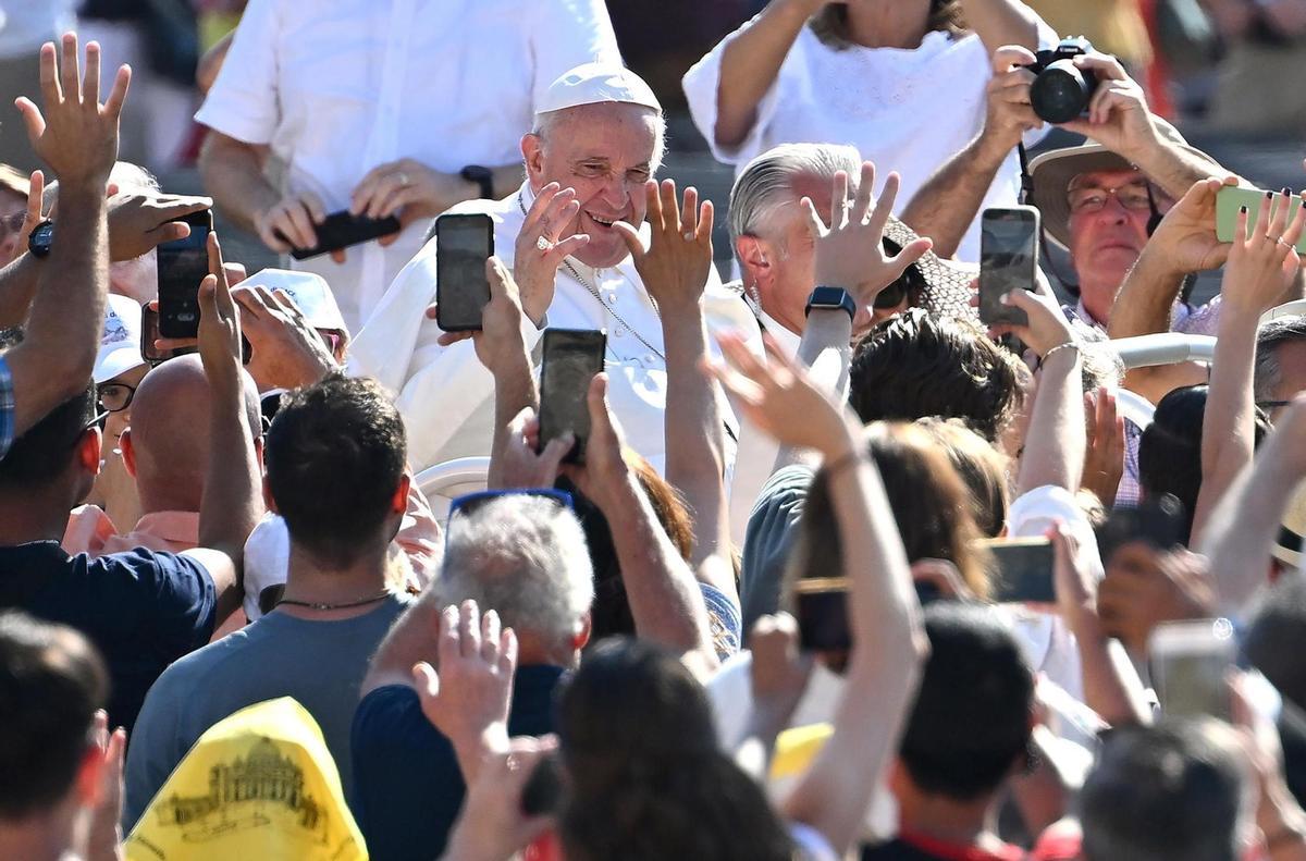 El Papa Francisco llega para dirigir la audiencia general semanal en la Plaza de San Pedro, en el Vaticano. EFE/EPA/ETTORE FERRARI