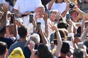 El Papa Francisco llega para dirigir la audiencia general semanal en la Plaza de San Pedro, en el Vaticano. EFE/EPA/ETTORE FERRARI