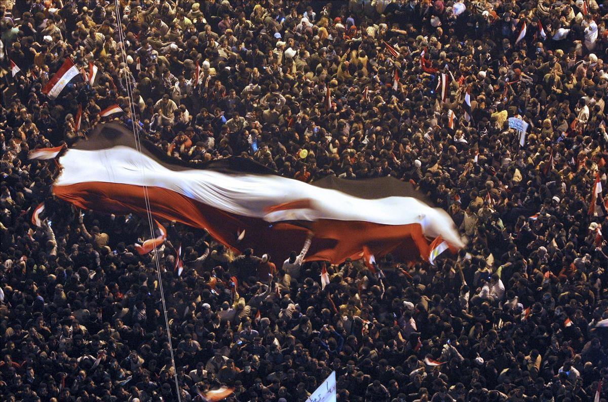Miles de personas celebran en la plaza Tahrir de El Cairo la noticia de que el presidente egipcio Hosni Mubarak ha decidido renunciar a su puesto y entregar el poder a las Fuerzas Armadas, el 11 de febrero del 2011.