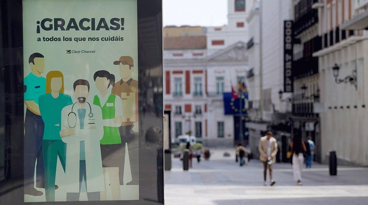 Cartel de agradecimiento a los sanitarios y otros colectivos por su lucha contra el coronavirus, en el centro de Madrid, el 8 de mayo. Cartel de agradecimiento a los sanitarios y otros colectivos por su lucha contra el coronavirus, en el centro de Madrid, el 8 de mayo.