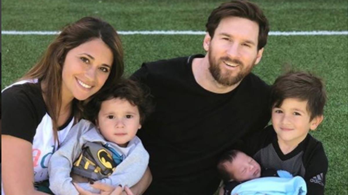 Leo Messi posa con su esposa Antonella Rocuzzo, Mateo, Thiago (en sus brazos) y Ciro, nacido el pasado 10 de marzo.