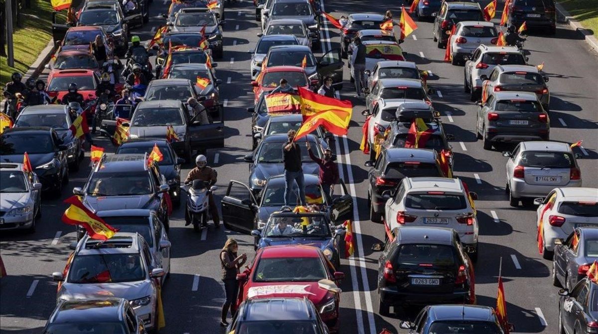 Cientos de coches de simpatizantes de Vox colapsan el centro de Madrid, este lunes. Cientos de coches de simpatizantes de Vox colapsan el centro de Madrid, este lunes.