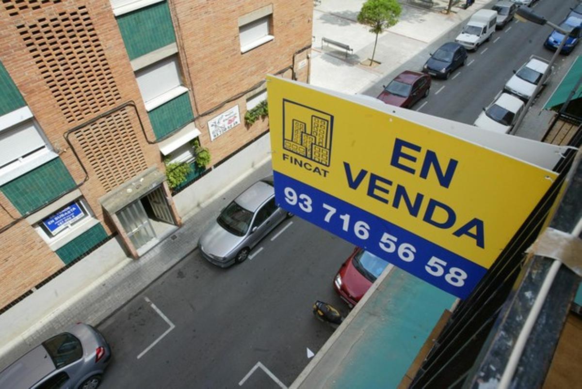 Cartel de venta de pisos en el barrio de Can Puiggener, en Sabadell.