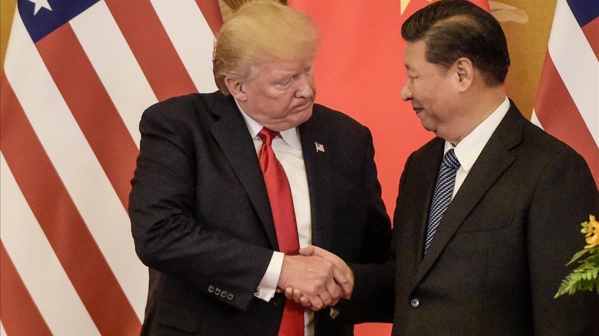 Trump (izquierda) estrecha la mano de Xi al final de su conferencia de prensa conjunta, en Pekín, el 9 de noviembre.