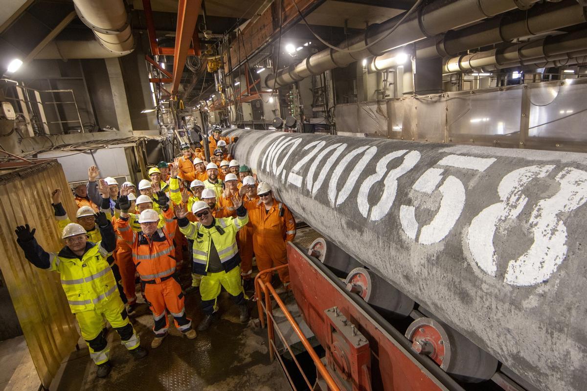 Un grupo de trabajadores celebra el final de las obras del gasoducto Nord Stream 2, construido para doblar las exportaciones de gas ruso a Alemania. 
