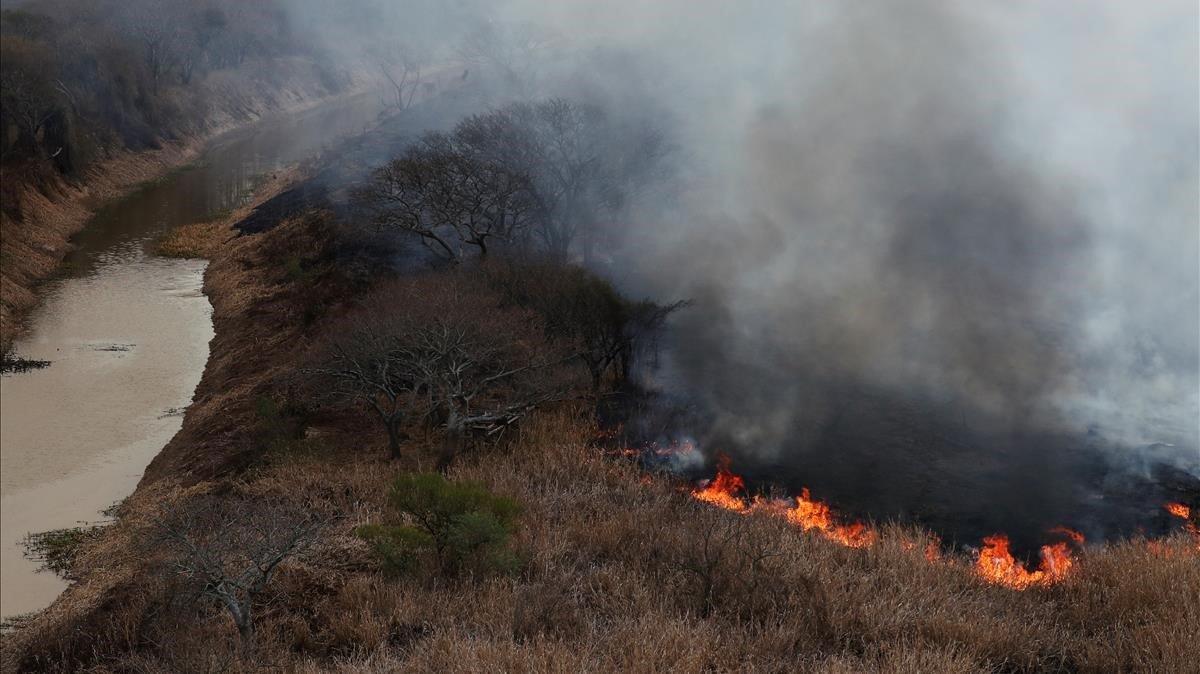 Incendio en la rivera del río Paraná, cerca de la ciudad de San Lorenzo. Incendio en la rivera del río Paraná, cerca de la ciudad de San Lorenzo.
