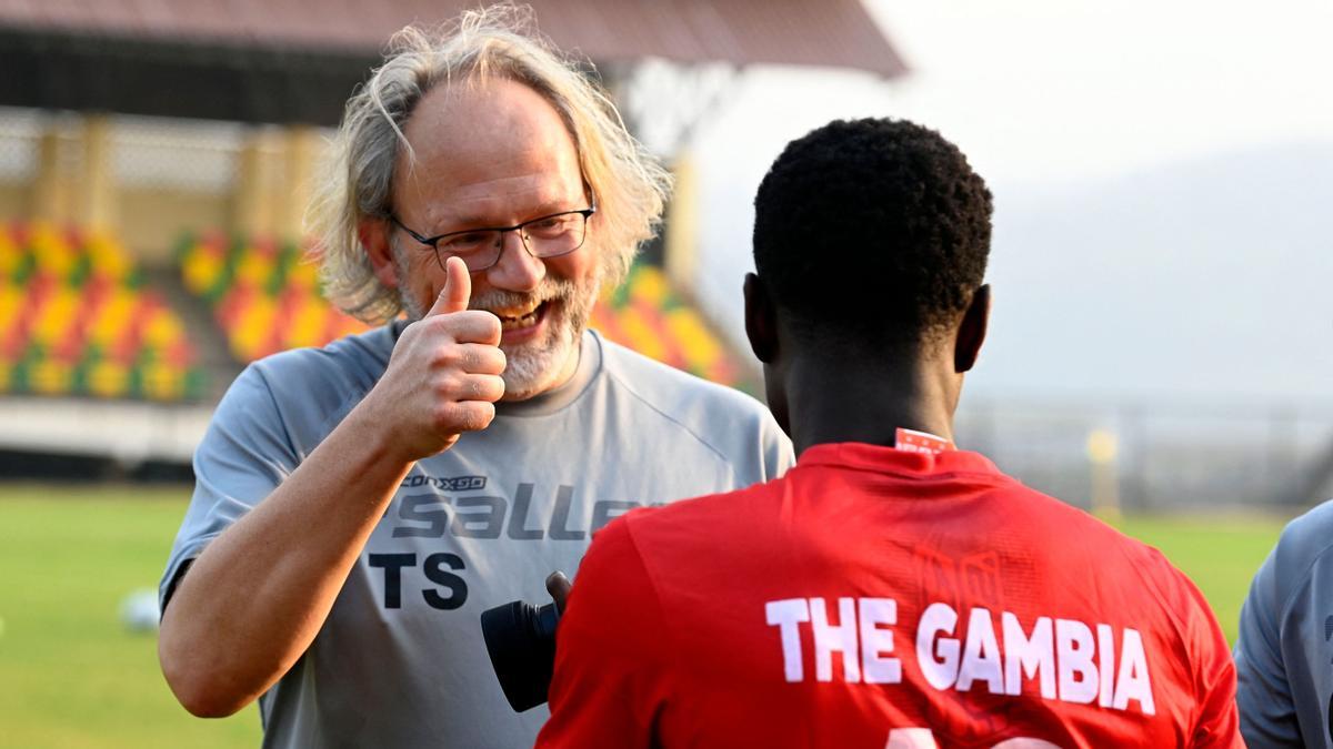 El entrenador belga de Gambia, Tom Saintfiet ,durante un entrenamiento antes del partido contra Guinea en la Copa Africana de Naciones