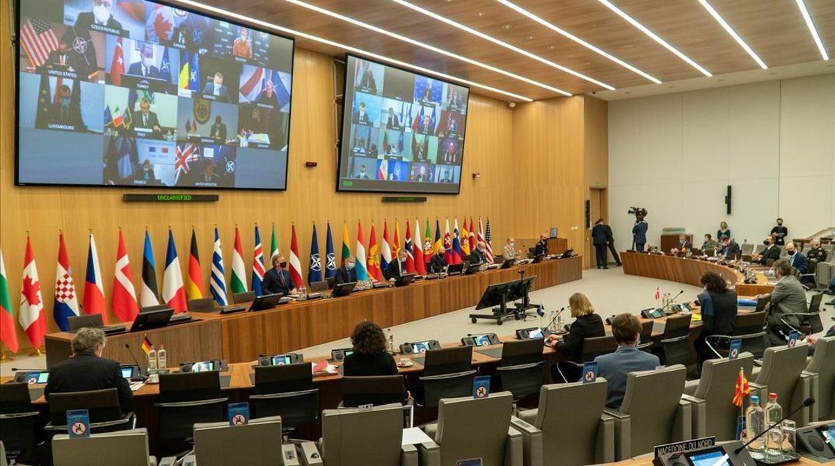 Plano general del encuentro de ministros de defensa de la OTAN, en la sede de Bruselas. Plano general del encuentro de ministros de defensa de la OTAN, en la sede de Bruselas.