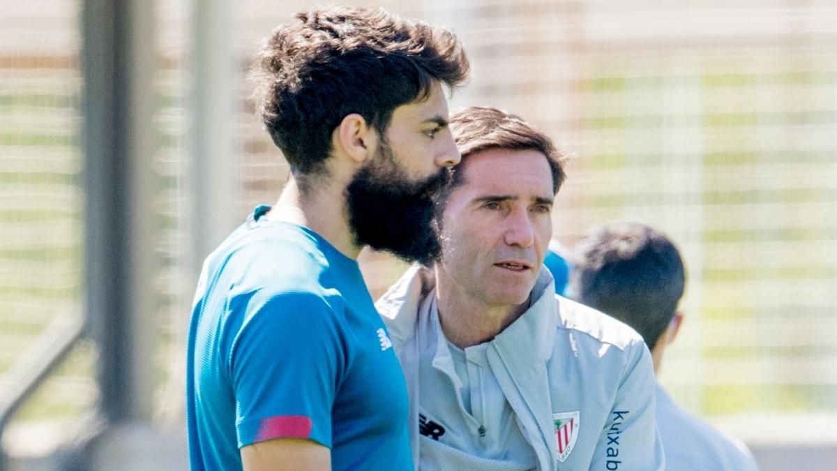 Marcelino García y Asier Villalibre en un entrenamiento del Athletic. Marcelino García y Asier Villalibre en un entrenamiento del Athletic.