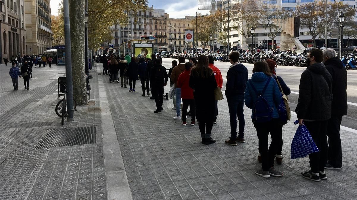 Cola para entrar en la tienda Primark de plaza de Catalunya, en Barcelona, este martes. Cola para entrar en la tienda Primark de plaza de Catalunya, en Barcelona, este martes.