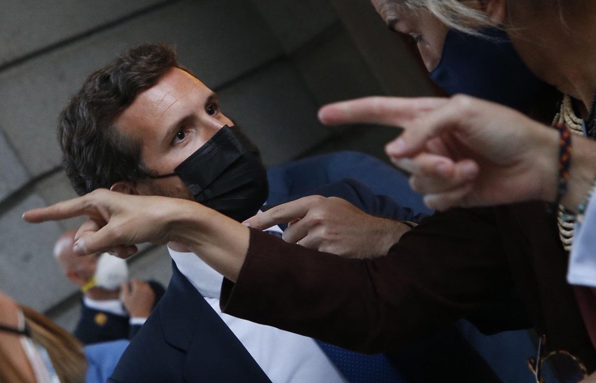 Pablo Casado, el pasado jueves, en el patio del Congreso de los Diputados, entre colaboradores del PP y periodistas. Pablo Casado, el pasado jueves, en el patio del Congreso de los Diputados, entre colaboradores del PP y periodistas.