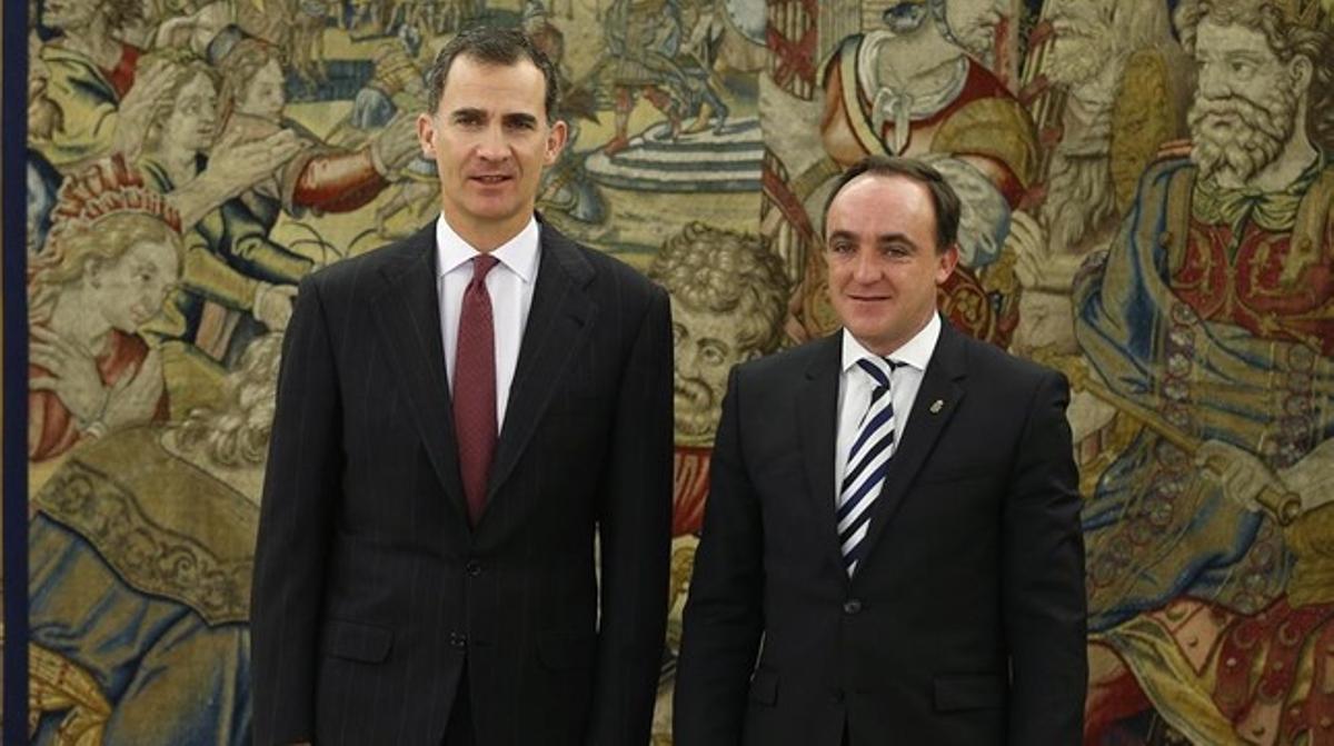 El Rey recibe en el palacio de la Zarzuela al portavoz de UPN, Javier Esparza, este martes.