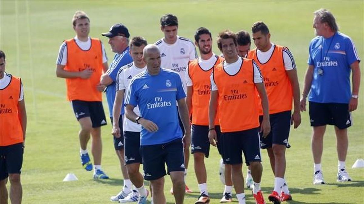 Zidane, en un entrenamiento con el primer equipo del Madrid. Zidane, en un entrenamiento con el primer equipo del Madrid.