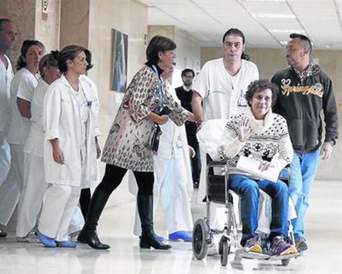 Teresa Romero, su marido y sus compañeros, antes de abandonar el Hospital Carlos III de Madrid. en noviembre del 2014. Teresa Romero, su marido y sus compañeros, antes de abandonar el Hospital Carlos III de Madrid. en noviembre del 2014.
