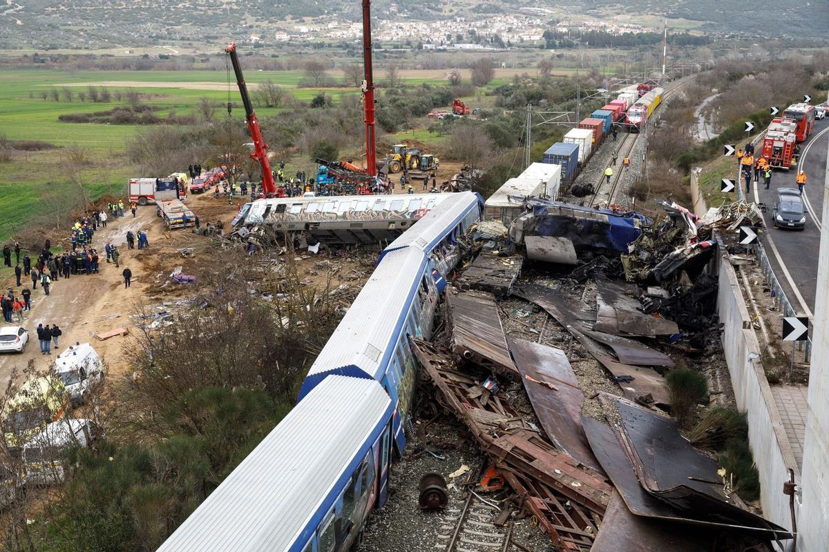 Más de 30 muertos en Grecia al chocar un tren de pasajeros y un