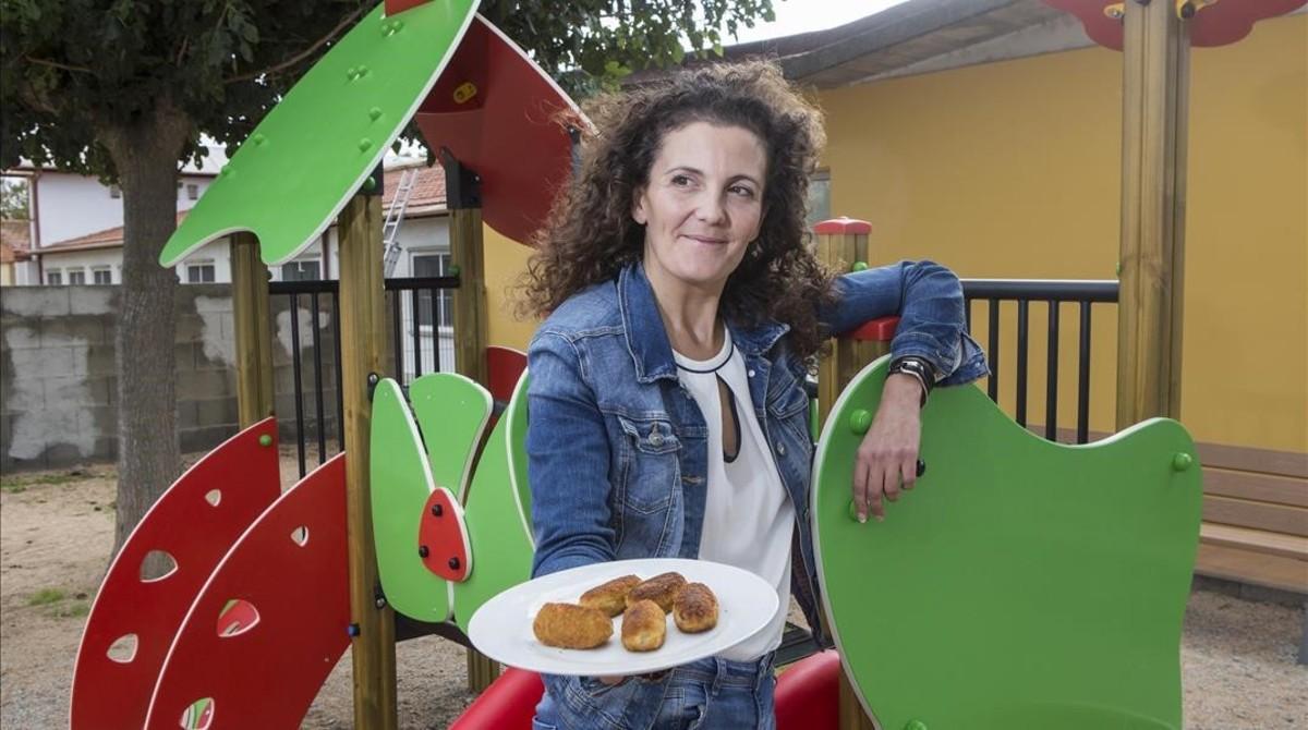 Cristina Romero, la madre que ha impulsado la campaña contra el despilfarro alimentario, con un plato de croquetas caseras.