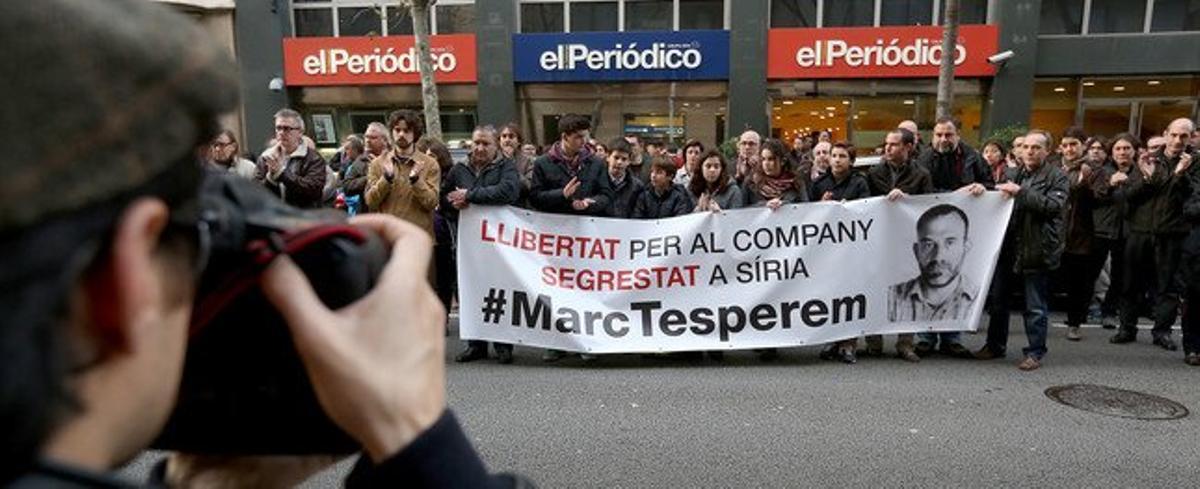 Compañeros de EL PERIÓDICO salen a la calle, como ya hicieron todos los miércoles, para pedir la liberación de Marc Marginedas, el 11 de diciembre del 2013.