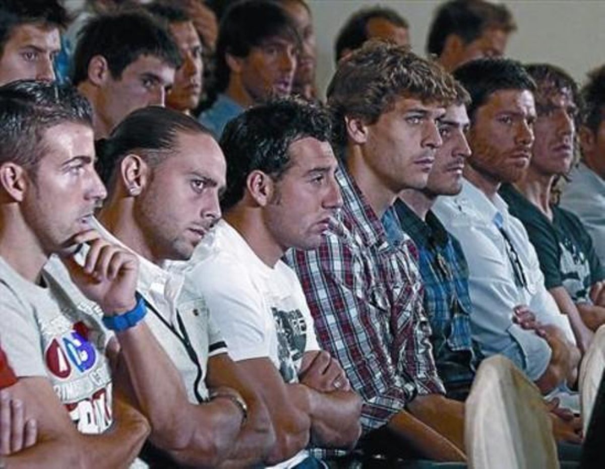 Luis García, Sergio García, Cazorla, Llorente, Casillas, Xabi Alonso y Puyol (de derecha a izquierda), ayer. Luis García, Sergio García, Cazorla, Llorente, Casillas, Xabi Alonso y Puyol (de derecha a izquierda), ayer.