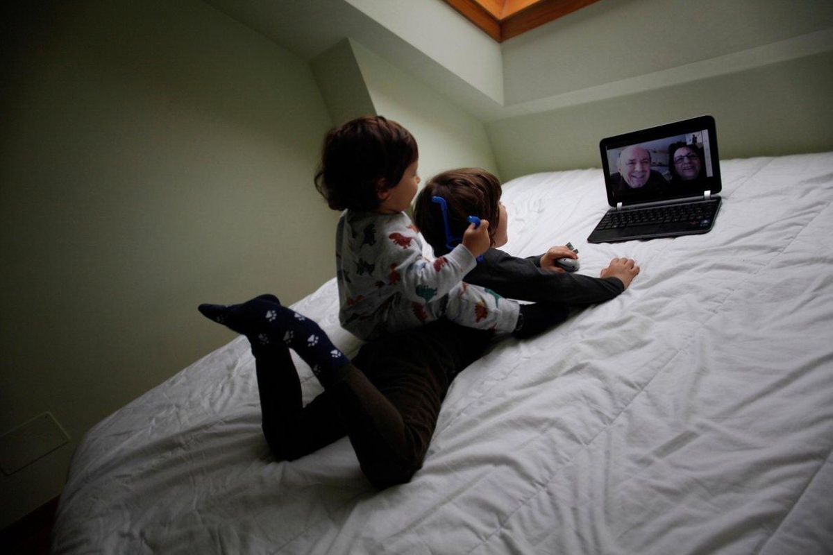 Dos niños hablan con sus abuelos por videollamada en A Coruña. Dos niños hablan con sus abuelos por videollamada en A Coruña.