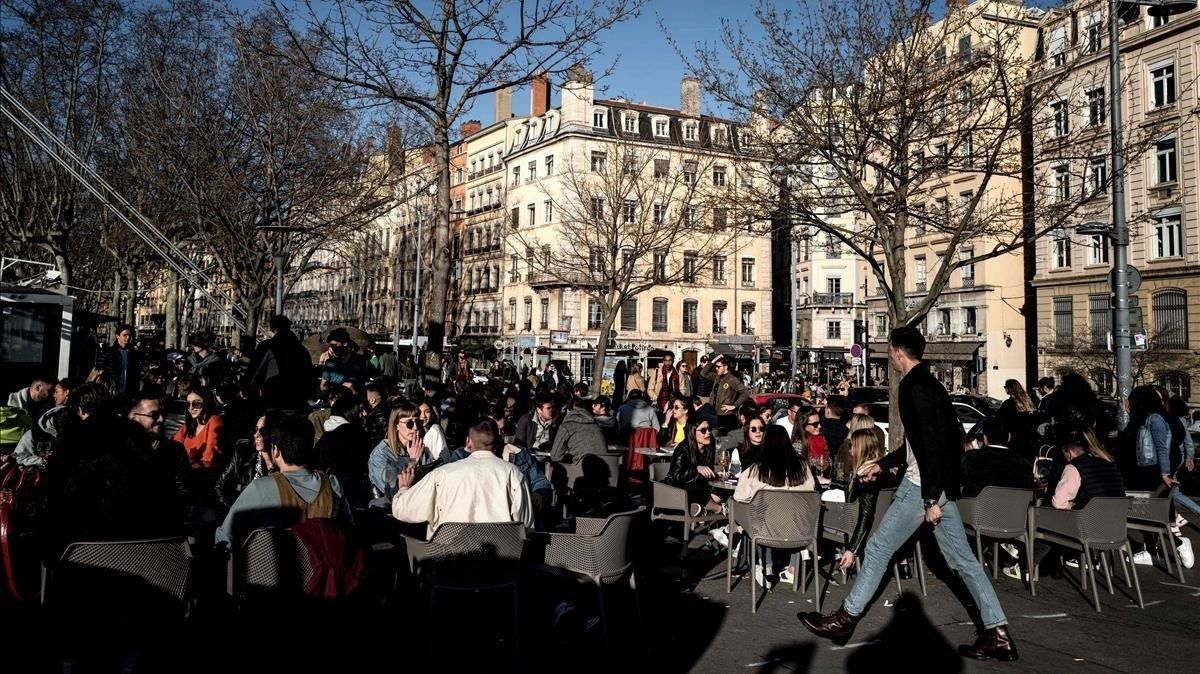 Una terraza del centro de Lyón, el sábado 14 de marzo, antes de que Francia endureciera las restricciones para evitar la expansión del coronavirus. Una terraza del centro de Lyón, el sábado 14 de marzo, antes de que Francia endureciera las restricciones para evitar la expansión del coronavirus.