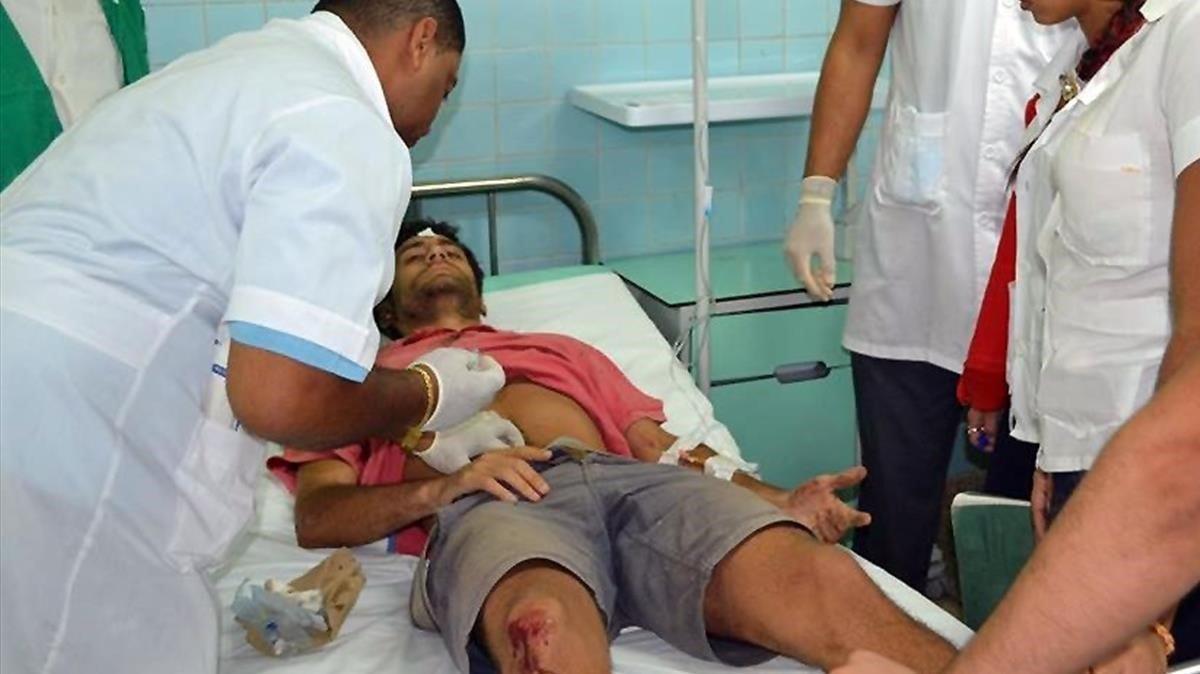 Médicos cubanos atendiendo a un paciente.