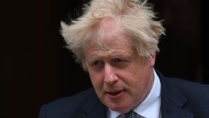 El primer ministro británico, Boris Johnson, abandona Downing Street para dirigirse a la Cámara de los Comunes, este miércoles.