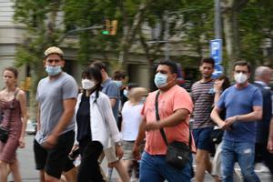 Gente con mascarilla en Barcelona.