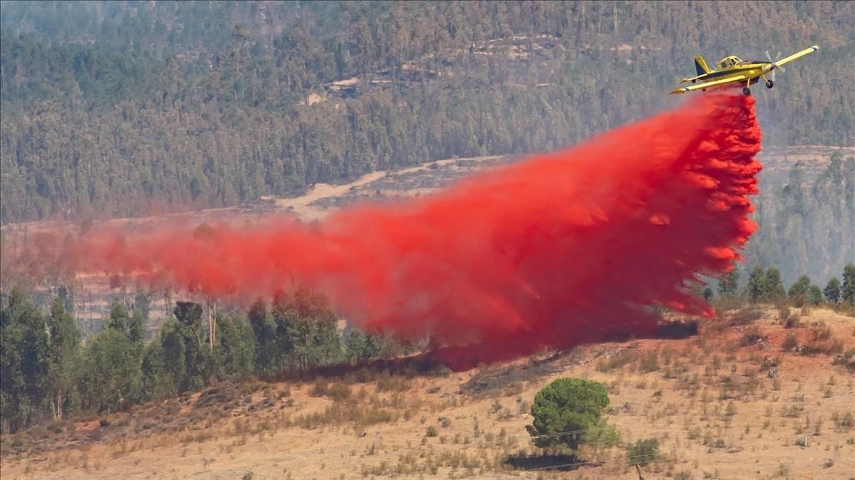 Uno de los aviones de carga, durante la extenición del incendio forestal declarado en Almonaster la Real (Huelva) Uno de los aviones de carga, durante la extenición del incendio forestal declarado en Almonaster la Real (Huelva)