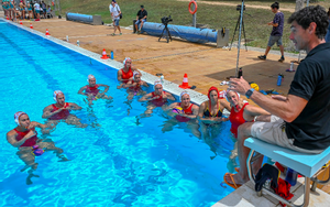 Miki Oca da instrucciones a sus jugadoras en la piscina del CAR de Sant Cugat.