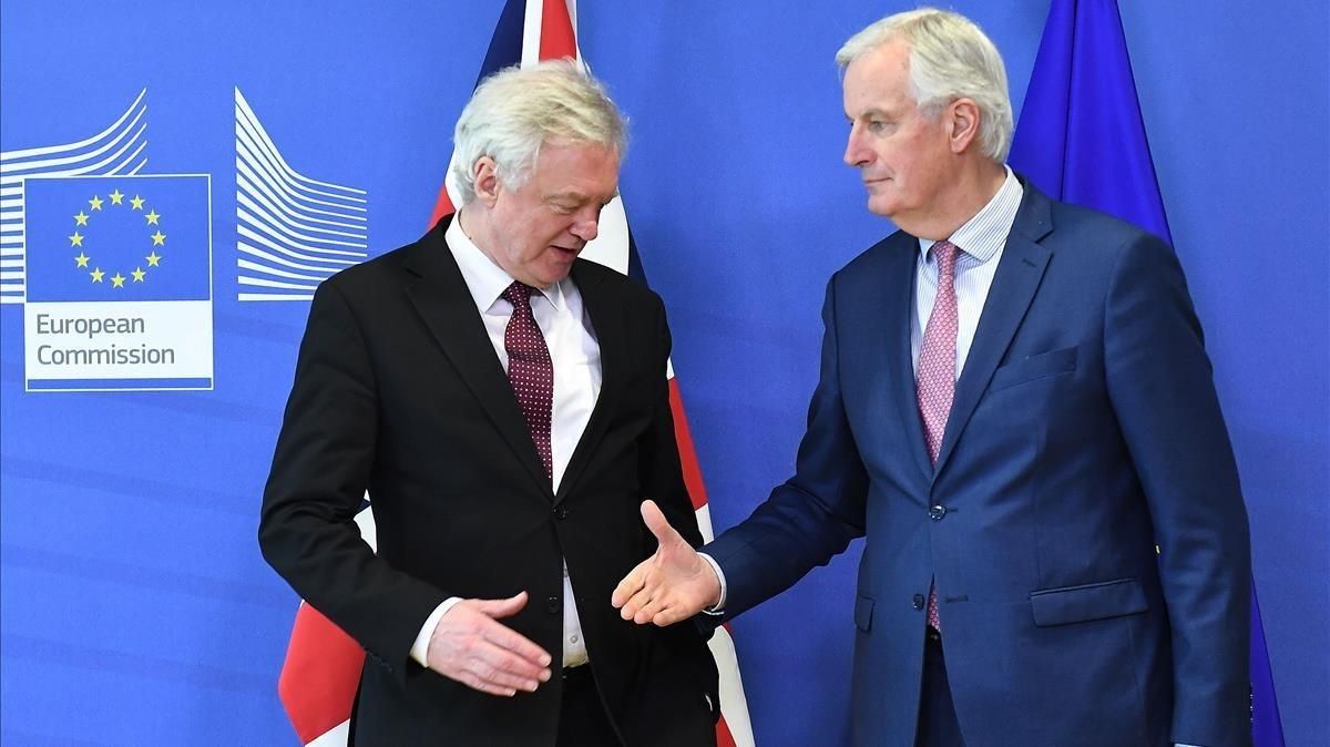 Michel Barnier tiende la mano a David Davis en la sede de la Comisión Europea, en Bruselas. Michel Barnier tiende la mano a David Davis en la sede de la Comisión Europea, en Bruselas.