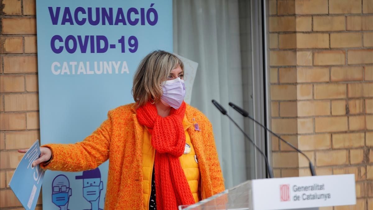 La ’consellera’ de Salud, Alba Vergés, tras la vacunación en la residencia Feixa Llarga de L’Hospitalet de Llobregat, el domingo. La ’consellera’ de Salud, Alba Vergés, tras la vacunación en la residencia Feixa Llarga de L’Hospitalet de Llobregat, el domingo.