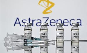 Viales de la vacuna del coronavirus, junto a la marca AstraZeneca. 