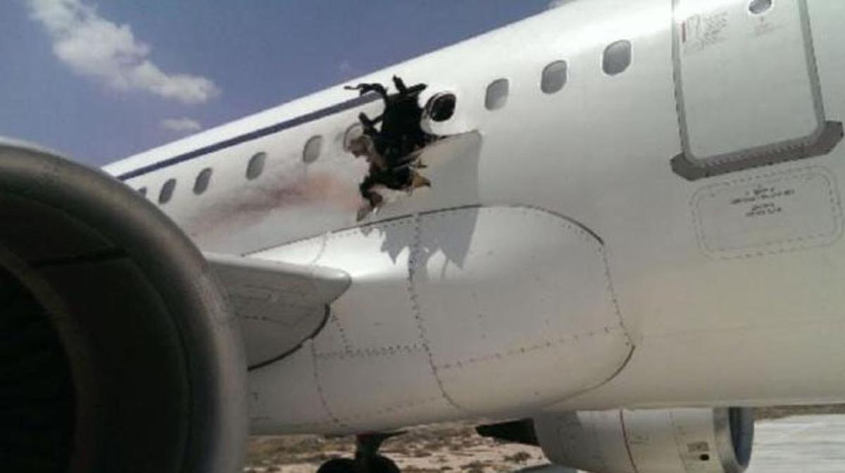 S’obre un forat en un vol de Daallo Airlines sobre Somàlia i mor un passatger.