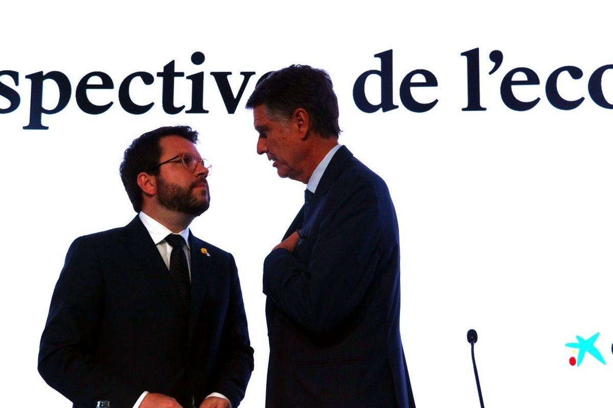 El vicepresidente de la Generalitat, Pere Aragonès (izquierda), antes de su intervención en las jornadas del Cercle d’Economia, con el consejero delegado del banco Sabadell, Jaume Guardiola. El vicepresidente de la Generalitat, Pere Aragonès (izquierda), antes de su intervención en las jornadas del Cercle d’Economia, con el consejero delegado del banco Sabadell, Jaume Guardiola.