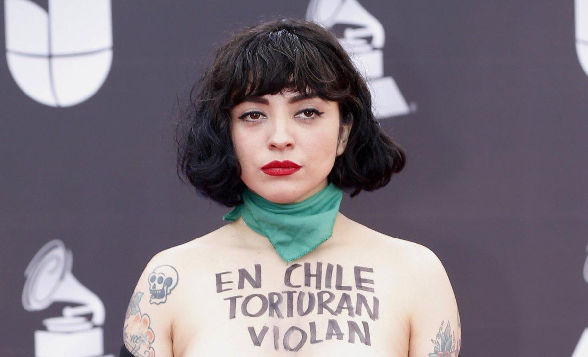 Mon Laferte, con la pintada En Chile torturan, violan y matan en su cuerpo, a su llegada a la gala de los Grammy Latinos.