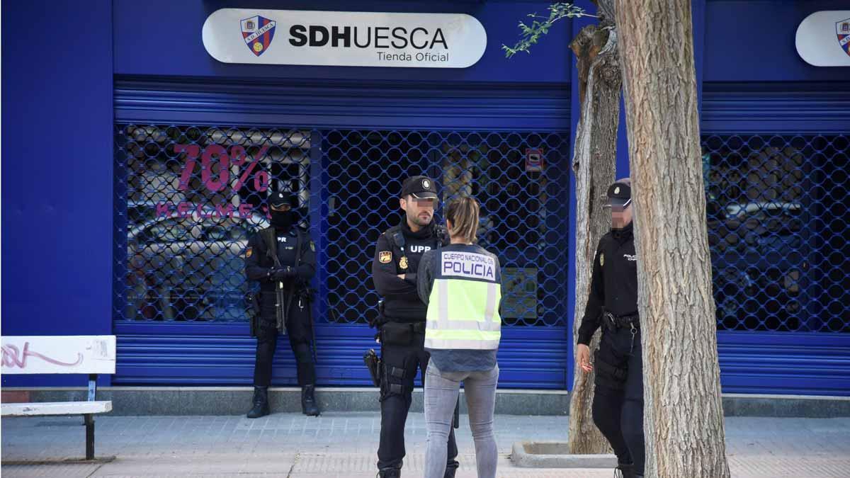 La Policía Nacional registra la sede del Huesca por presunto amaño de partidos.