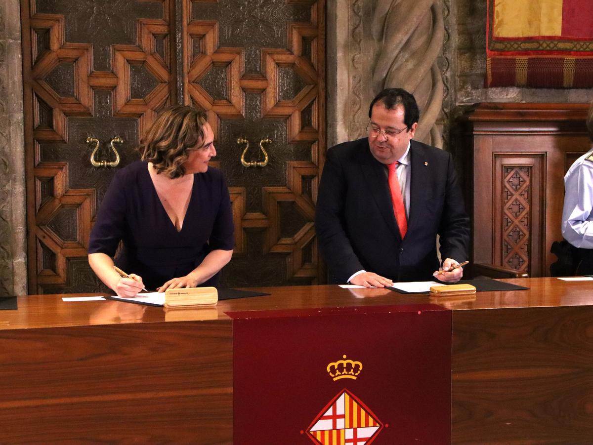 Colau y Elena, durante la firma del nuevo protocolo, este jueves, en el Ayuntamiento de Barcelona