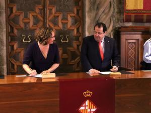 Colau y Elena, durante la firma del nuevo protocolo, este jueves, en el Ayuntamiento de Barcelona
