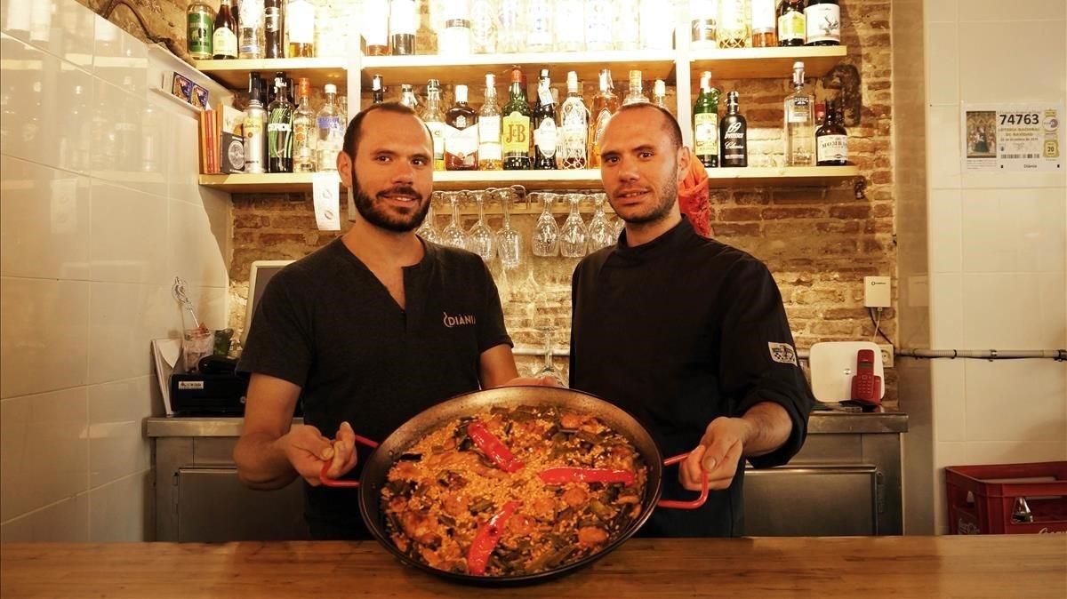 Jordi y Roger Mascarell, con una paella valenciana a la manera de La Safor. Jordi y Roger Mascarell, con una paella valenciana a la manera de La Safor.