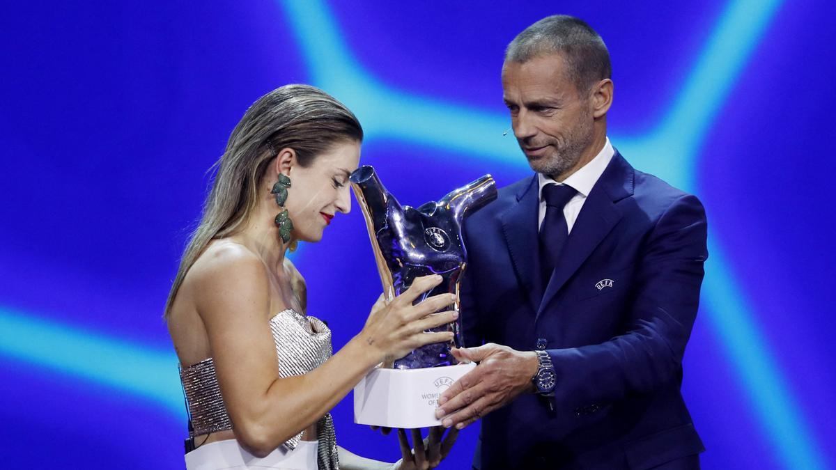 Alexia Putellas recibe el premio jugadora del año de la UEFA de Aleksander Ceferin