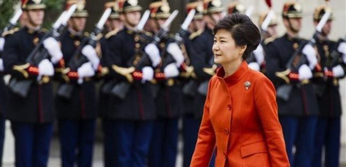 La presidenta surcoreana pasa revista a la guardia de honor francesa antes de reunirse con su homólogo francés, este lunes en París. La presidenta surcoreana pasa revista a la guardia de honor francesa antes de reunirse con su homólogo francés, este lunes en París.
