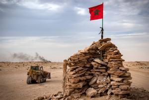 Una exacadora marroquí atraviesa una colina en el sector ocupado del Sáhara Occidental en noviembre 2020. 